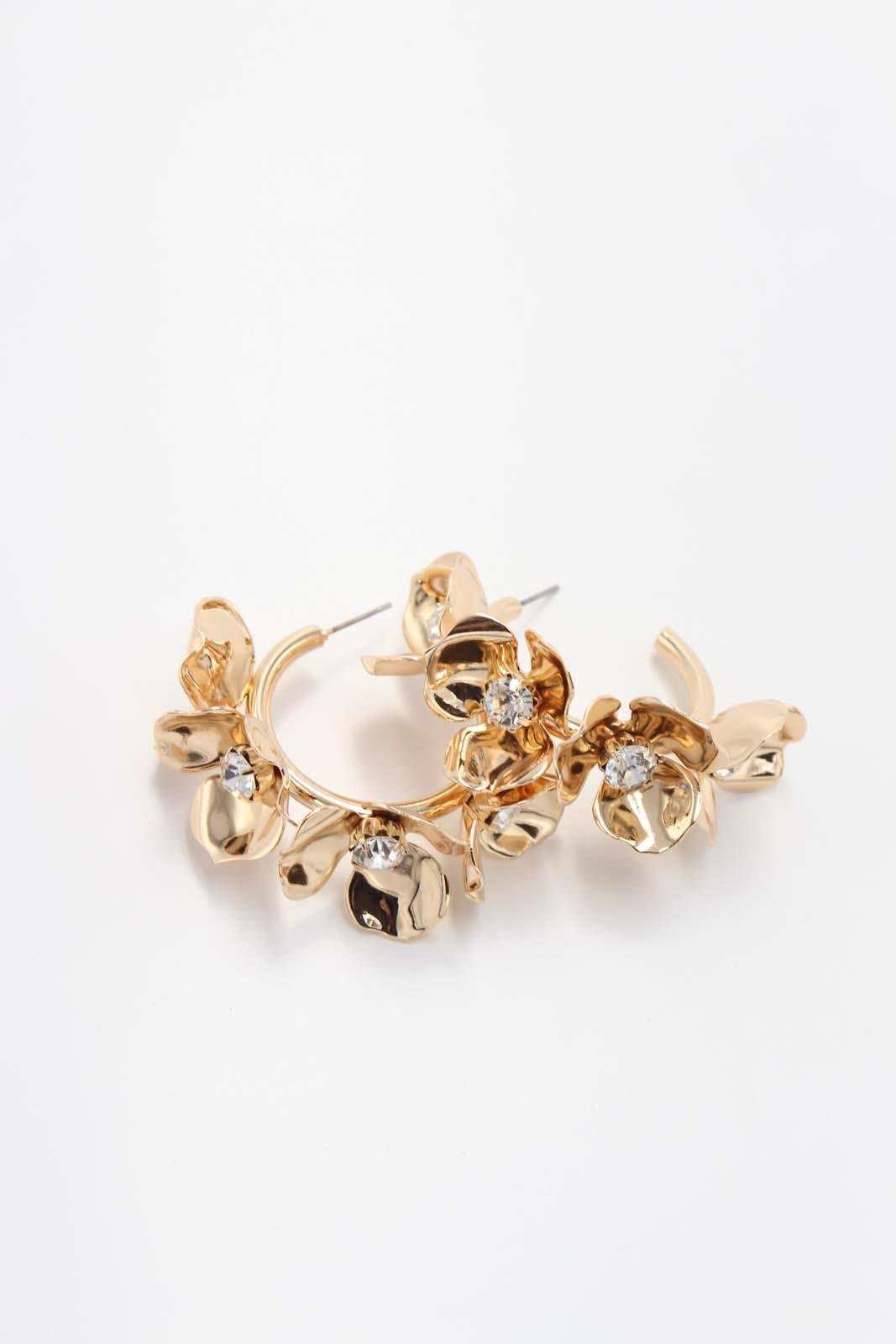 A Rhodium plating floral statement ring adorned with small pearls, showcasing an elegant and modern design on a white background.