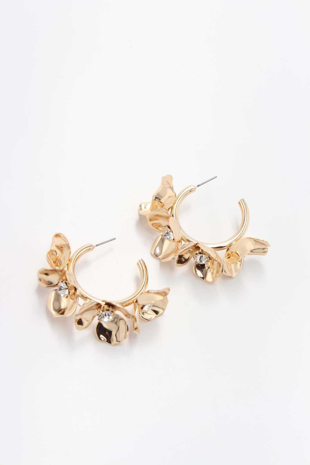 A Rhodium plating floral statement ring adorned with small pearls, showcasing an elegant and modern design on a white background.