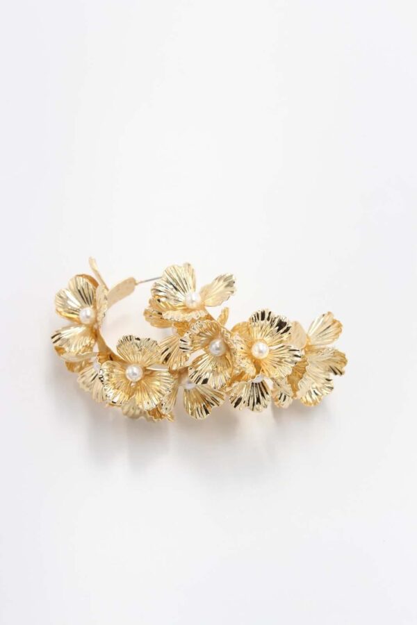 A Rhodium plating floral statement ring adorned with small pearls, showcasing an elegant and modern design on a white background.