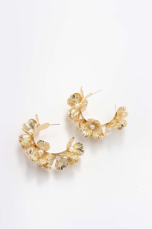 A Rhodium plating floral statement ring adorned with small pearls, showcasing an elegant and modern design on a white background.